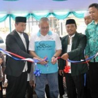 Peresmian UKS Komunitas Kuningan 212 Mart ditandai dengan pengguntingan pita oleh Ir Bun-Bun Budhyasa.